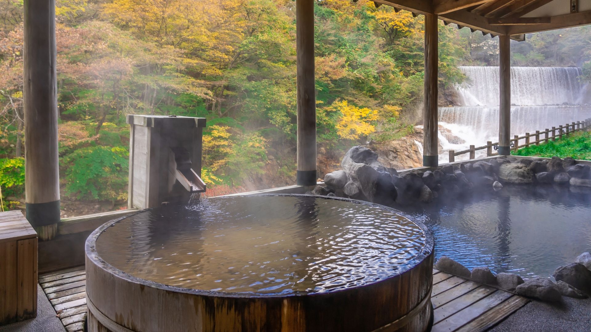 Onsen en plein air avec vue sur une rivière à Hakone