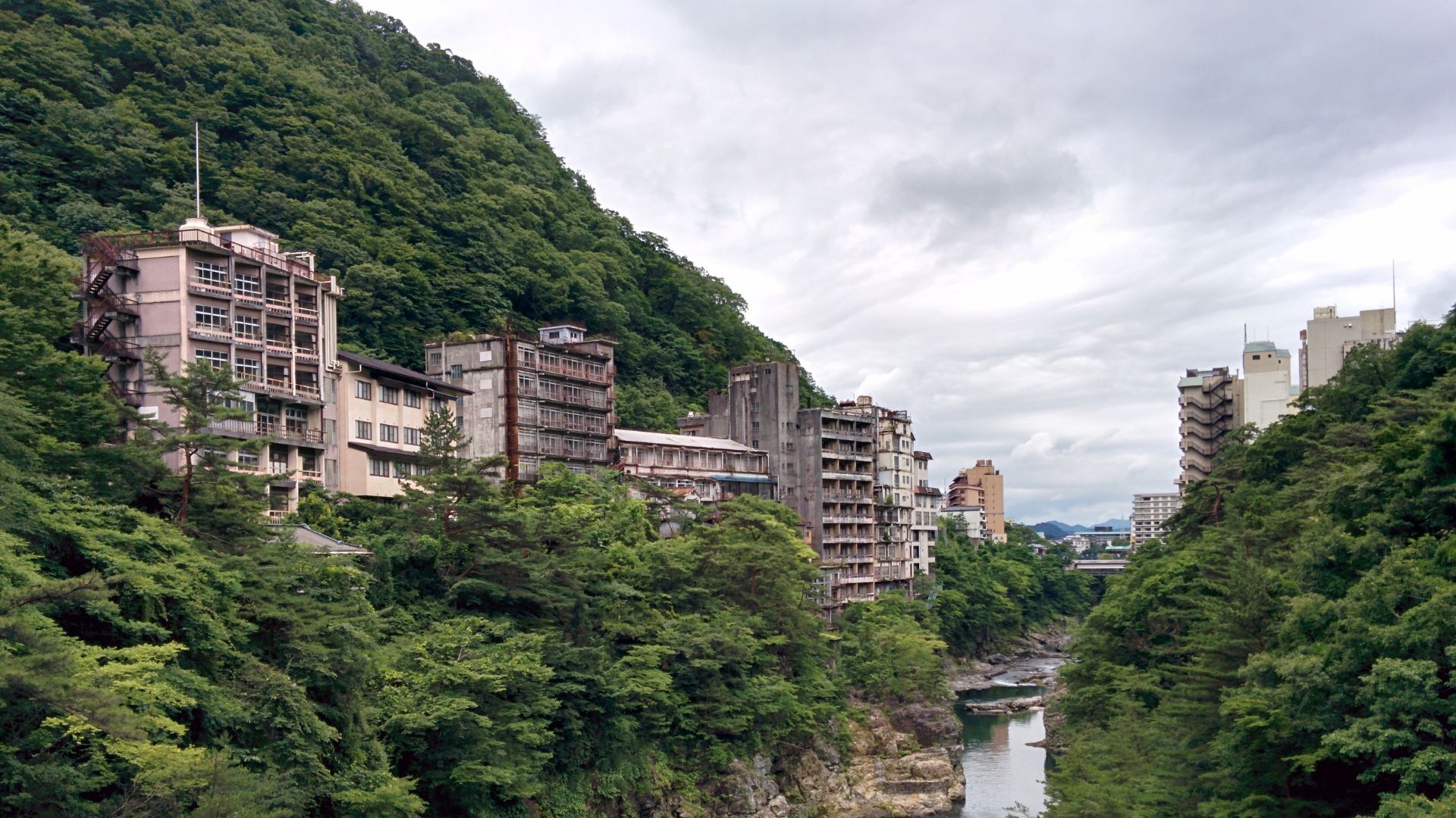 Vue sur les ryokans et hôtels le long de la rivière Kinu à Kinugawa Onsen